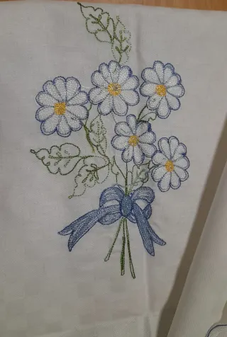 Tovaglia ricamata con 8 tovaglioli