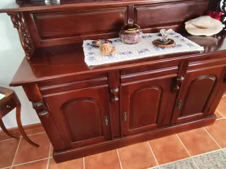 Mueble repostero en madera de teca.