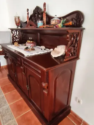 Mueble repostero en madera de teca.