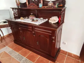 Mueble repostero en madera de teca.