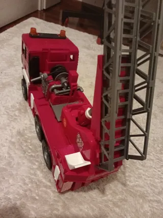 Camión de bomberos con escalera