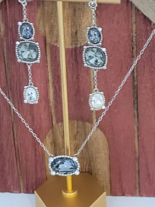 Conjunto Swarovski Pendientes y Colgante