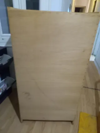 Cómoda azul y amarilla de madera