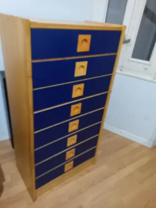 Cómoda azul y amarilla de madera