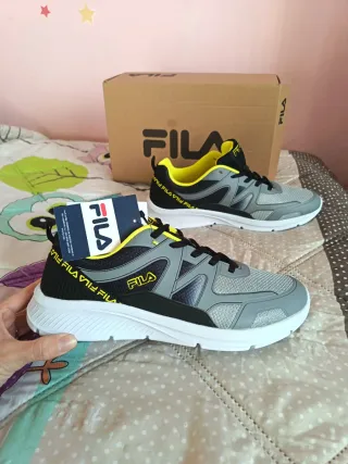 Deportivas Fila grises y amarillas