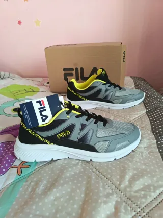Deportivas Fila grises y amarillas