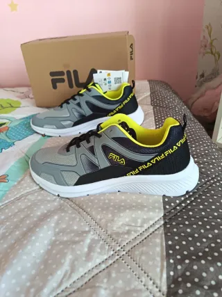 Deportivas Fila grises y amarillas