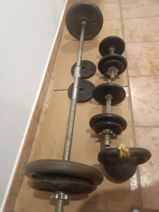 Pesas de gimnasio y barra