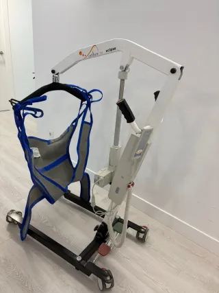 Grúa de de transporte y bipedestación con arnes