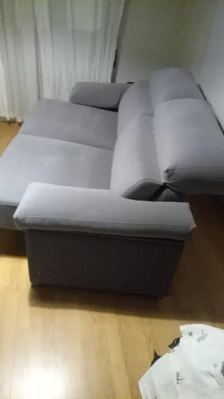 Sofá gris de tela