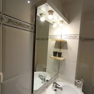 Lavabo de baño de cerámica y mármol