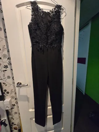 Mono de fiesta negro con encaje