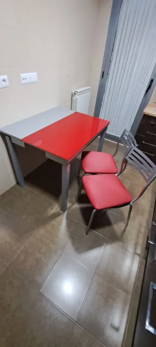 Mesa extensible de cocina y 2 sillas rojas