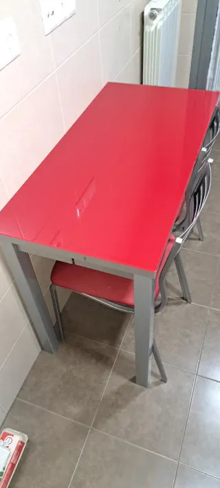 Mesa extensible de cocina y 2 sillas rojas