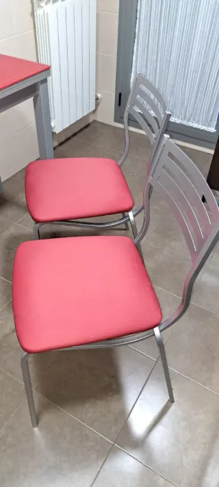 Mesa extensible de cocina y 2 sillas rojas