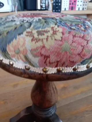 Sgabello floreale in tessuto e legno