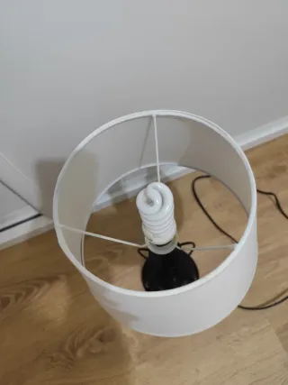 Lámpara de mesa negra y blanca