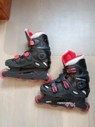 Patines en línea negros y rojos