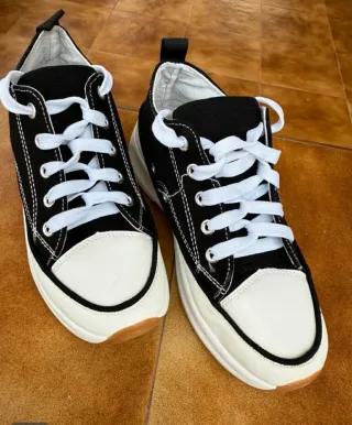 Zapatillas Converse negras y blancas