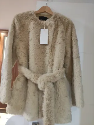 Chaqueta Zara efecto pelo cinturón beige.ZW.