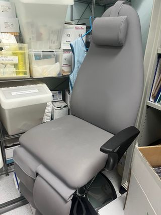 Sillón de podología gris se escuchan ofertas