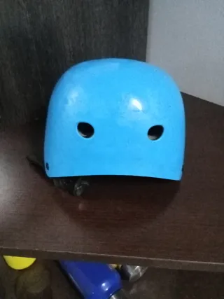 Casco infantil azul diseño tiburón