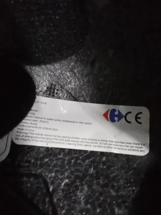 Casco infantil azul diseño tiburón