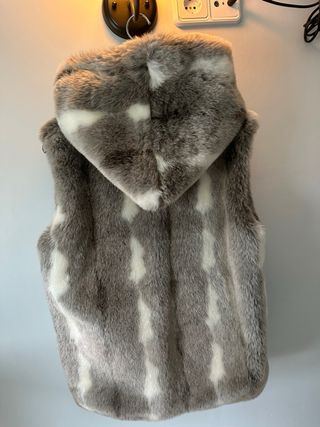 Chaleco pelo Zara gris y blanco