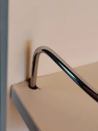 Mueble auxiliar blanco y plateado