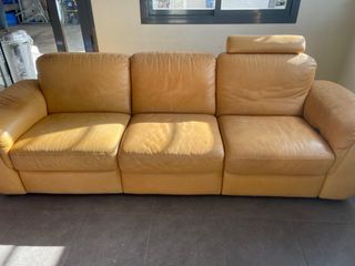 Sofá de piel marrón y amarillo