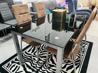 Mesa de comedor con 4 sillas