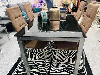 Mesa de comedor con 4 sillas