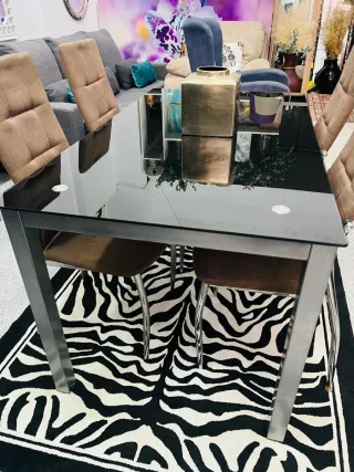 Mesa de comedor con 4 sillas