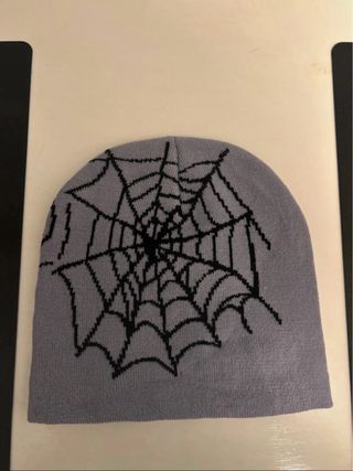 Berretto Grigio con Scritta Nera e Stelle Rosse