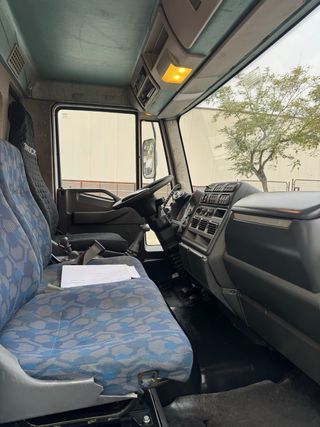 Iveco Eurocargo 18e28 Grúa HMF Volquete