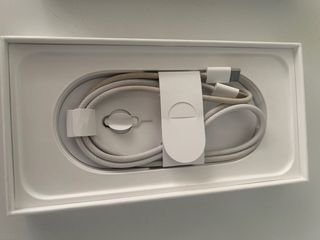 iPhone 16 Pro Max 4 meses con caja y cargador