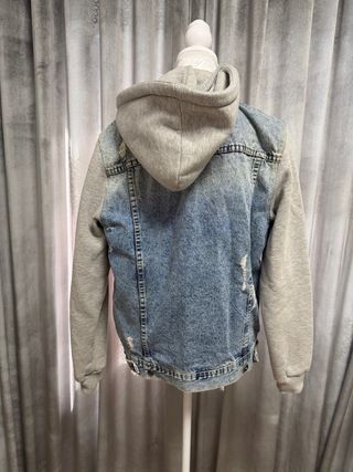 Cazadora tejana con capucha gris