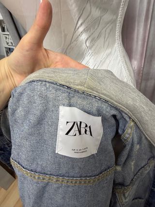 Cazadora tejana con capucha gris