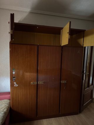 Armario de madera marrón