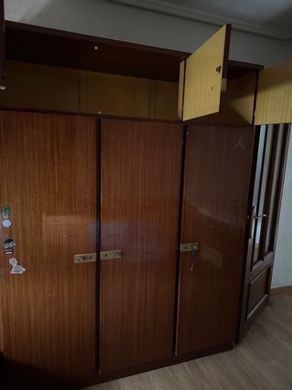 Armario de madera marrón