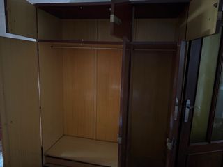 Armario de madera marrón