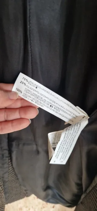 Abrigo Zara negro y verde