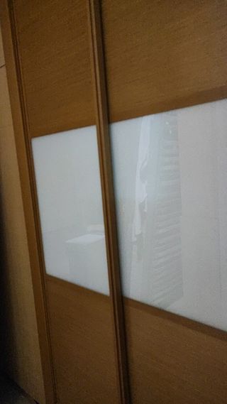 Armario puertas correderas madera y cristal