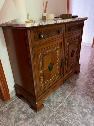 Cómoda de madera y mármol