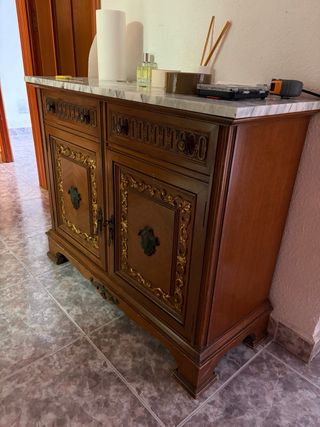 Cómoda de madera y mármol