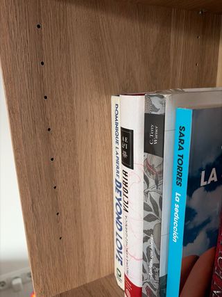 Estantería de madera clara