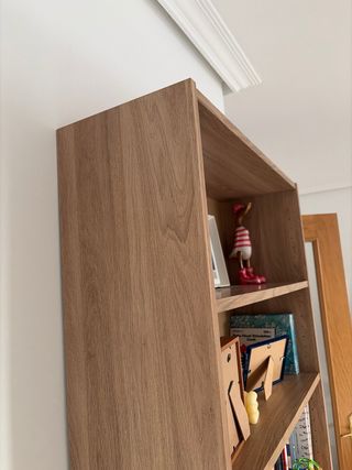 Estantería de madera clara