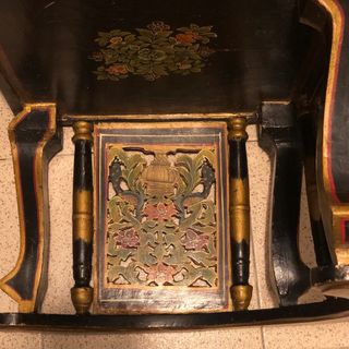 Sillón de madera oriental pintado