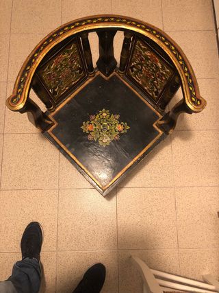 Sillón de madera oriental pintado