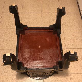 Sillón de madera oriental pintado